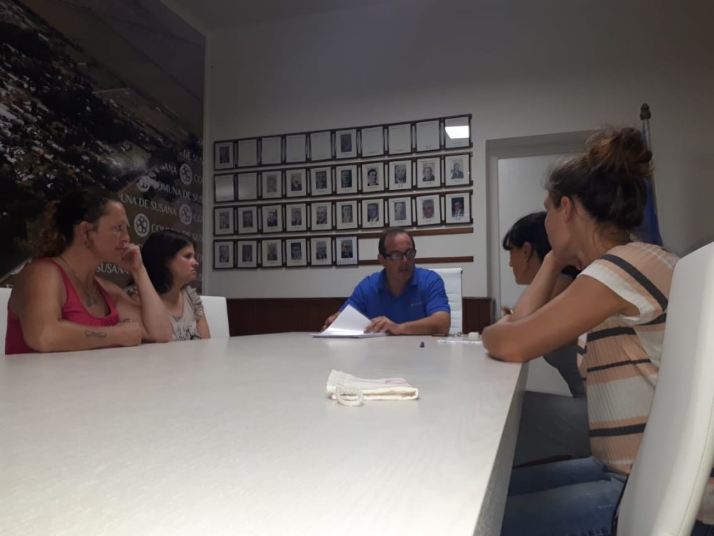 El presidente comunal de Susana Alejandro Ambort con integrantes de  de la agrupación “Manos en acción Susana”. 
